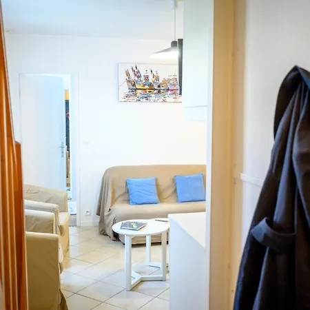 And Quiet Only 2 Steps Away From The Harbour Of St Martin Vakantiehuis Saint-Martin-de-Ré