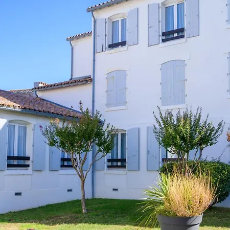 And Quiet Only 2 Steps Away From The Harbour Of St Martin Vakantiehuis Saint-Martin-de-Ré